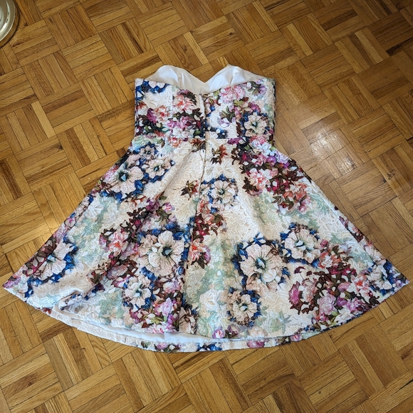 Stunning Sweetheart Dress - Picture 8 of 12